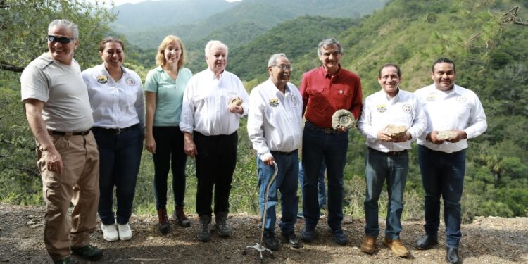 Buscan Ucranianos agua en Los Troncones.