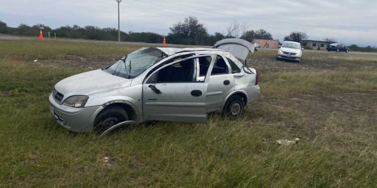 Familia regiomontana queda lesionada en volcadura