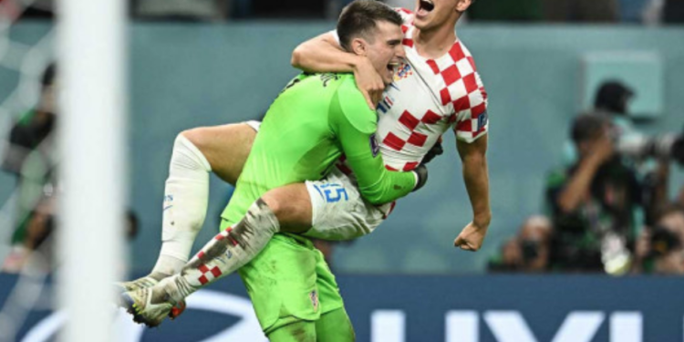 Croacia sufre pero vence a Japón en penales.