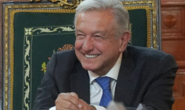 López Obrador se reúne con gobernadores en Palacio Nacional.