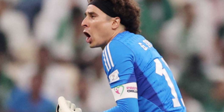 Memo Ochoa firma contrato con Salernitana de la Serie A