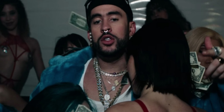 Bad Bunny adelanta regalo de Navidad a fans; estrena canción «Gato de Noche»