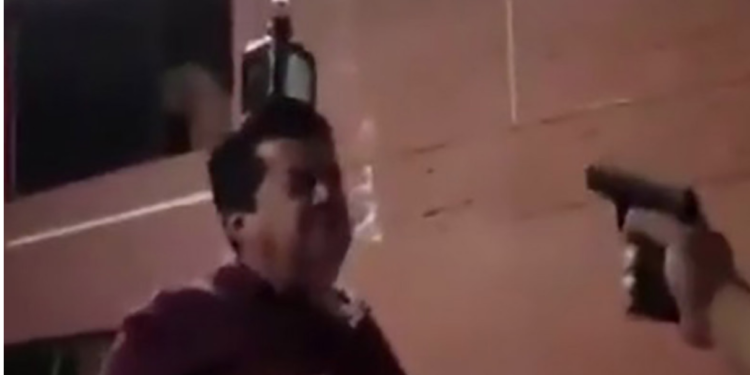 Borrachos juegan tiro al blanco con pistola real; así acabó la pachanga