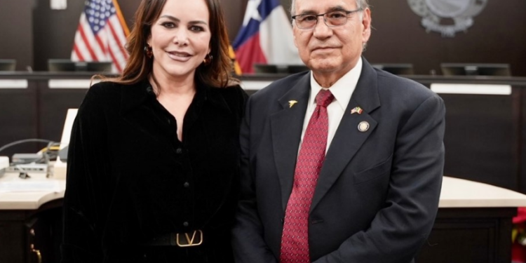 Toma protesta Víctor Treviño como Mayor de Laredo; Alcaldesa Carmen Lilia lo respalda