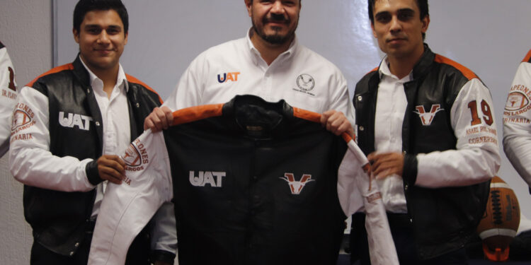Rector entrega chamarras a Cuernos Largos FMVZ, campeones de la LUFAUAT