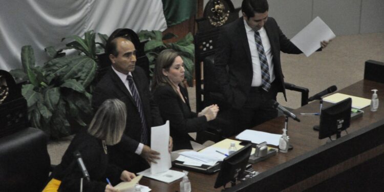 Morena se encapricha y «revienta» sesión del Congreso