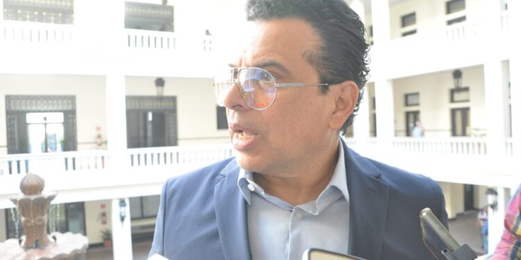 Gattás se burla de reclamos por gasto de 22 mdp en imagen personal