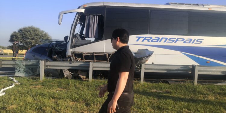 Muere conductor al chocar contra autobús