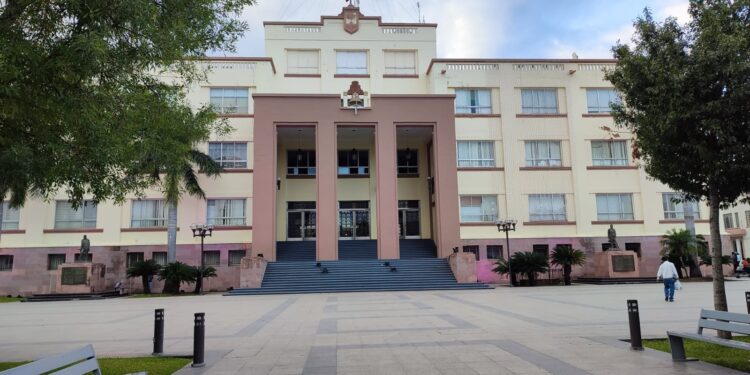 Presume Illoldi ahorros del gobierno con recortes a compes