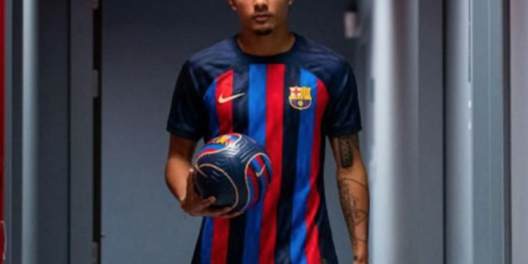 Julian Araujo ficha con Barcelona por tres temporadas y media