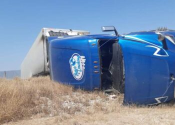 Trailero muere prensado al volcar