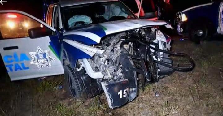 Hieren llantas de trailer a 5 policías