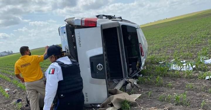 Muere al volcar su camioneta