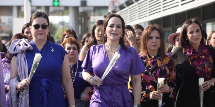 Conmemoran Día Internacional de la Mujer con abrazo de hermandad