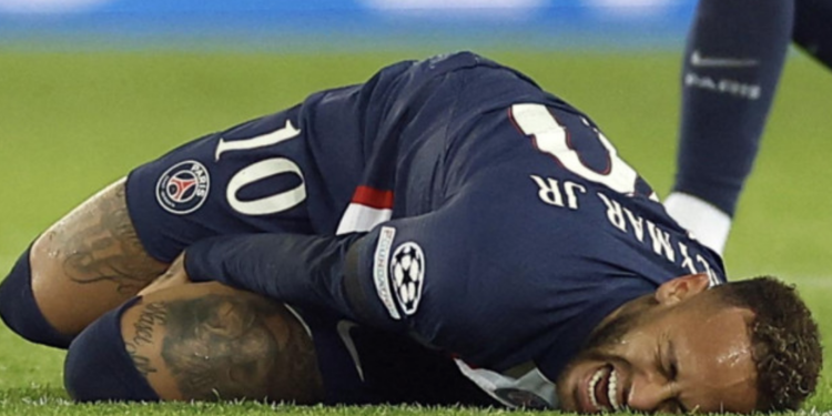 Neymar se lesiona y queda fuera por el resto de la temporada