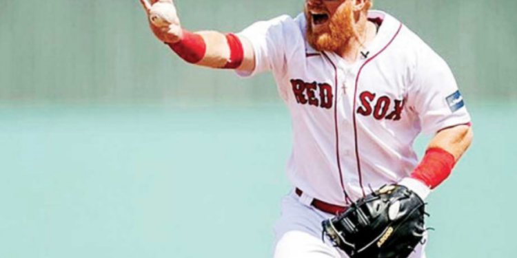 Pelotazo en el rostro manda al hospital a Justin Turner.