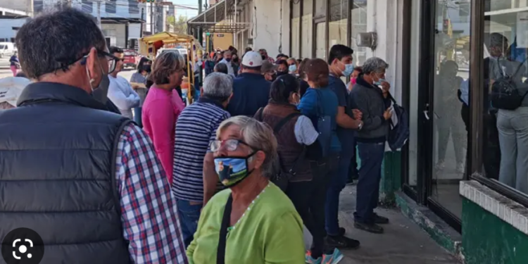 Protestan por filas en Banco del Bienestar