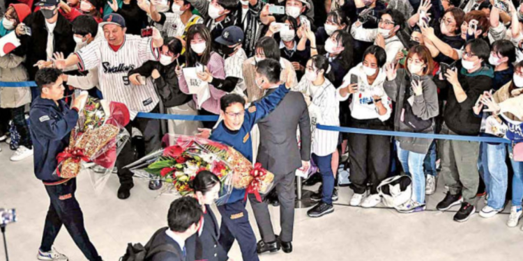 Reciben como héroes a japoneses por campeonato del Clásico Mundial