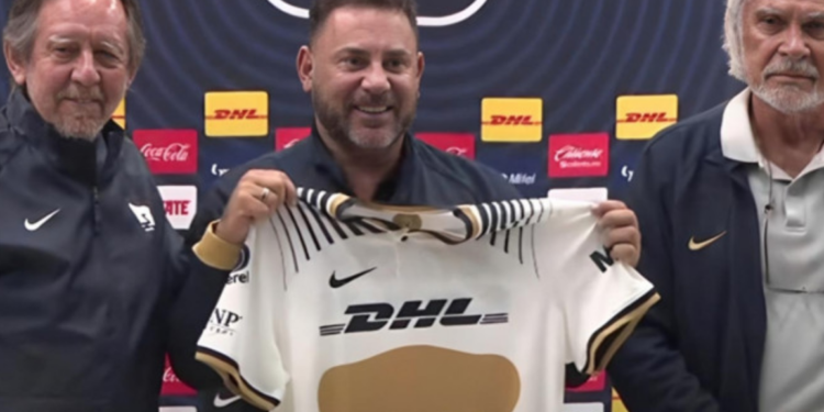 Pumas presenta a Antonio Mohamed como nuevo entrenador.