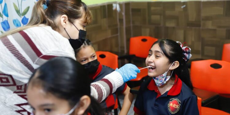 Acerca gobierno municipal atención médica gratuita a estudiantes de colonia La Fe