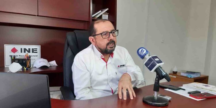 Va Arturo de León por asiento en el consejo del INE