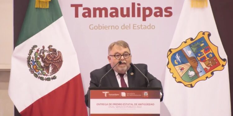 Una buena para los burócratas: reciben aumento salarial del 82%
