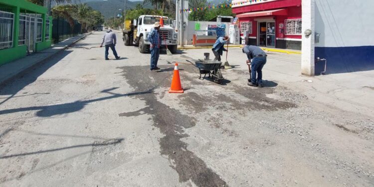 Rehabilita municipio acceso a Los Troncones