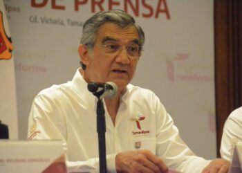 Gobernador toma con humor denuncia de Cabeza de Vaca.