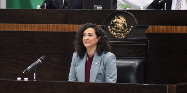 «Si la foto que trae es falsa, ¿usted deja su curul?», reta secretaria a diputada