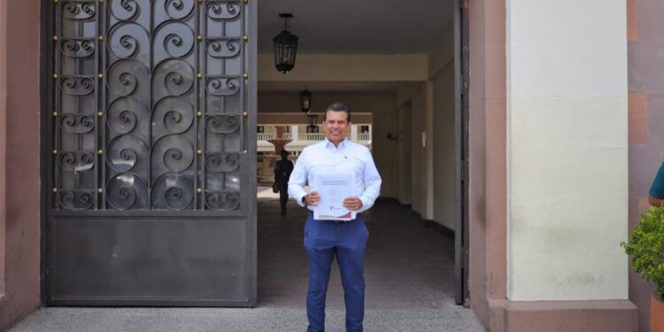 Cumple Américo a Victoria con Fondo de Capitalidad