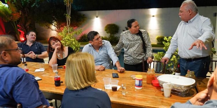 Reaparece “El Truko” en reunión con militantes