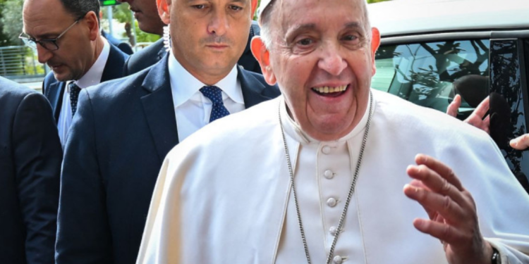 «Aún estoy vivo»; Papa Francisco es dado de alta en el hospital tras bronquitis