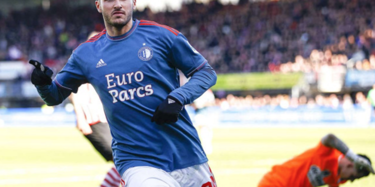 Santiago Giménez mantiene líder al Feyenoord con un golazo