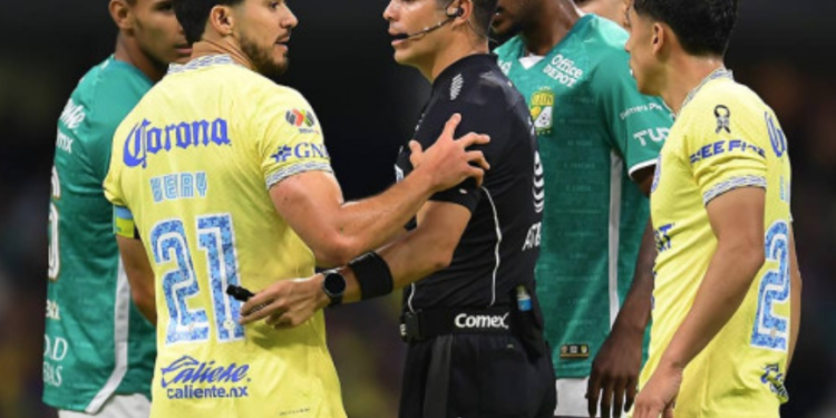 Suspenden 12 partidos al arbitro Fernando Hernández por rodillazo