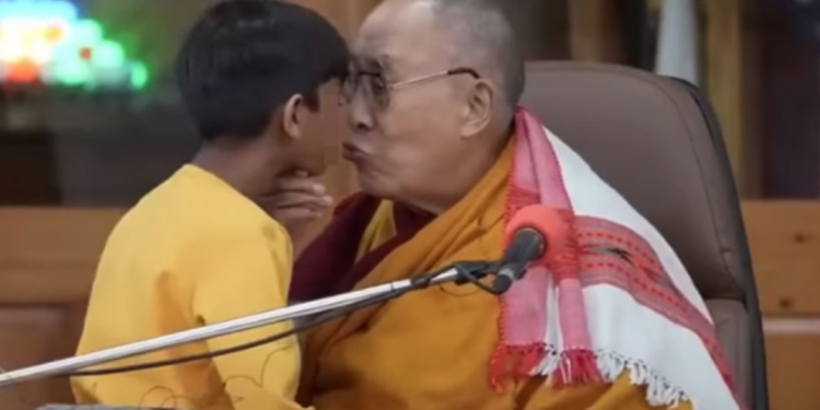 Dalai Lama besa a niño en la boca, pide le chupe la lengua y desata polémica