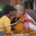 Dalai Lama besa a niño en la boca, pide le chupe la lengua y desata polémica