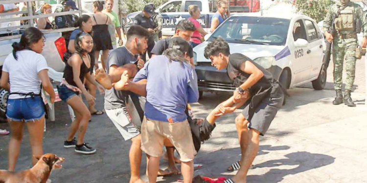 Comando irrumpe en balneario y mata a 7