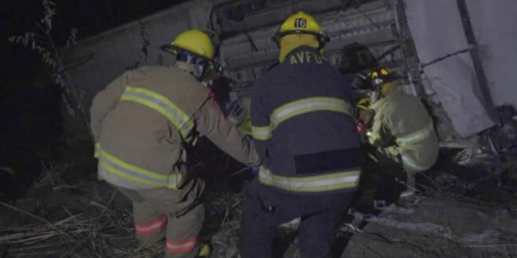 Suman 18 muertos por volcadura de autobús en Nayarit