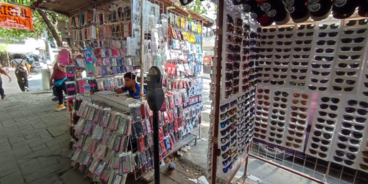 Comercio informal, último recurso de jóvenes.