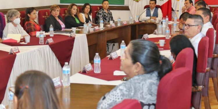 Autoriza municipio legalizar patrimonio de 169 familias.