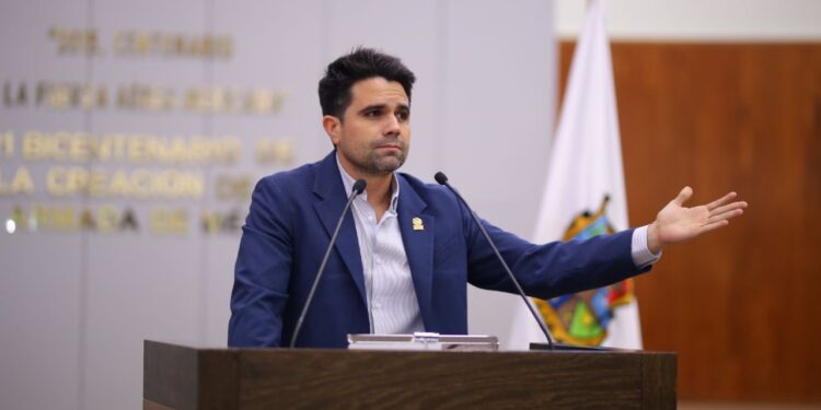 «Me han querido comprar el voto», acusa diputado del PAN.