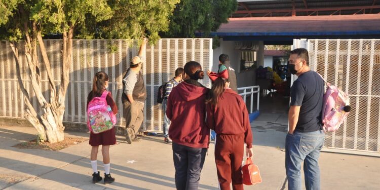 Regresan a clases 638 mil alumnos