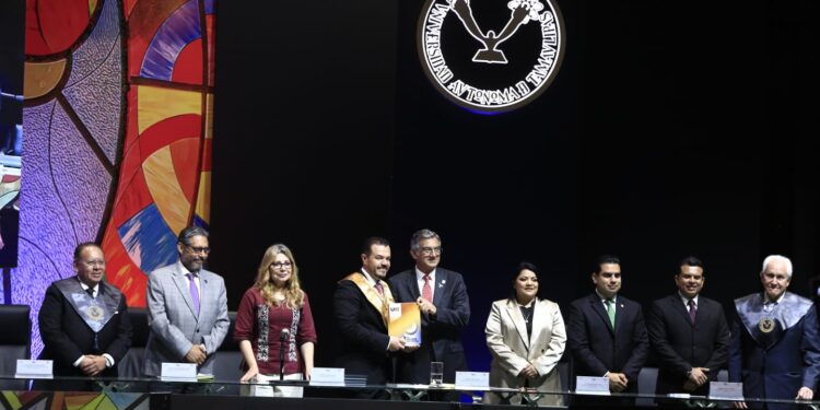 Estudiantes y decentes en el centro del plan de desarrollo de la UAT