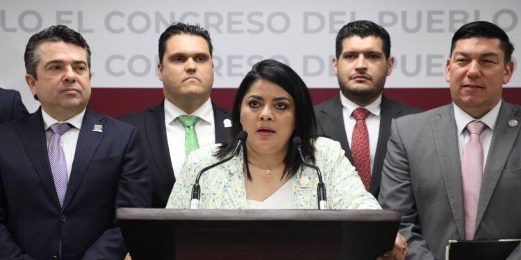 Acusan a fiscal anticorrupción de proteger a Cabeza de Vaca