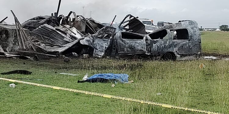 Hay al menos 12 fallecidos en el carreterazo