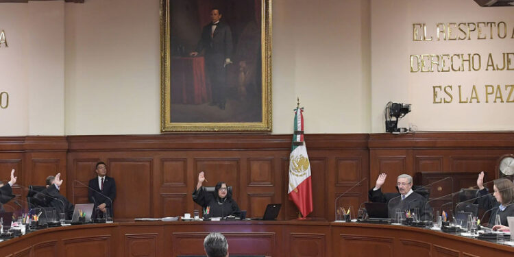 Otro revés a AMLO; Corte le anula Plan B electoral