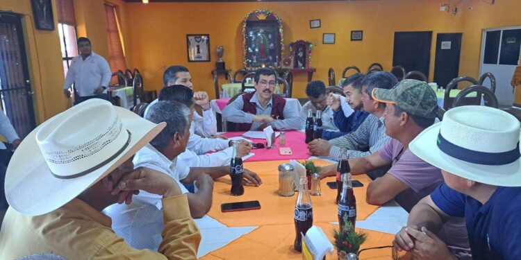 Agricultores liberan carretera a la frontera;  amagan con regresar el  sábado.
