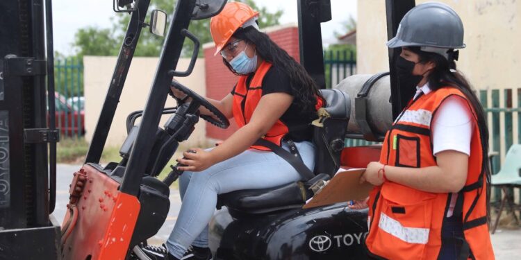 Capacitará gobierno municipal a ciudadanos para ingresar al sector industrial
