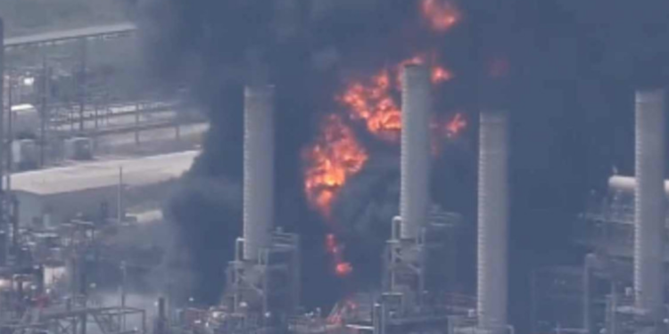 Se reporta incendio de Deer Park; Pemex descarta daños