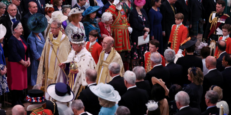 Carlos III es coronado como Rey de Inglaterra.